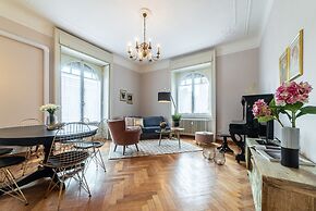 JOIVY Sophisticated Flat W/ Desk