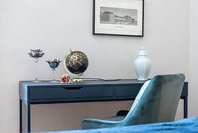 JOIVY Sophisticated Flat W/ Desk