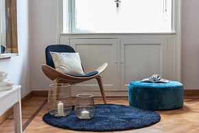 JOIVY Sophisticated Flat W/ Desk