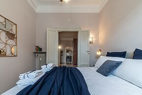 JOIVY Sophisticated Flat W/ Desk