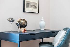 JOIVY Sophisticated Flat W/ Desk