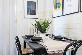 JOIVY Sophisticated Flat W/ Desk