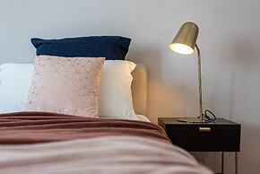 JOIVY Sophisticated Flat W/ Desk