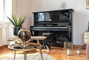 JOIVY Sophisticated Flat W/ Desk