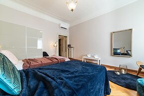 JOIVY Sophisticated Flat W/ Desk