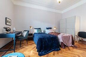 JOIVY Sophisticated Flat W/ Desk