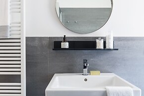 JOIVY Stylish 1-Bedroom Flat