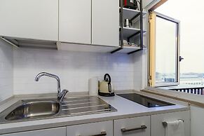 JOIVY Sleek Flat W/Balcony