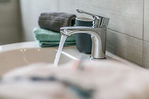 JOIVY Modern 1-Bed Flat W/Balcony