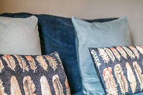 JOIVY Modern 1-Bed Flat W/Balcony