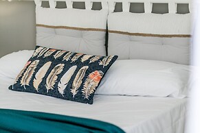 JOIVY Modern 1-Bed Flat W/Balcony