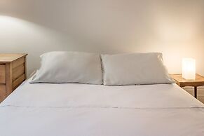 Beautiful Vintage 2BR- Heart Of Downtown