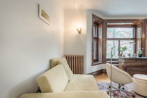 Beautiful Vintage 2BR- Heart Of Downtown