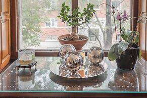 Beautiful Vintage 2BR- Heart Of Downtown