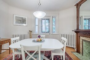 Beautiful Vintage 2BR- Heart Of Downtown