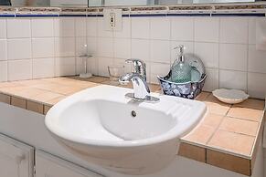 Beautiful Vintage 2BR- Heart Of Downtown