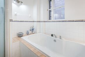 Beautiful Vintage 2BR- Heart Of Downtown