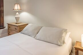 Beautiful Vintage 2BR- Heart Of Downtown