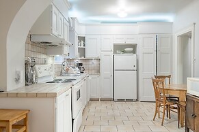 Beautiful Vintage 2BR- Heart Of Downtown