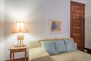 Beautiful Vintage 2BR- Heart Of Downtown