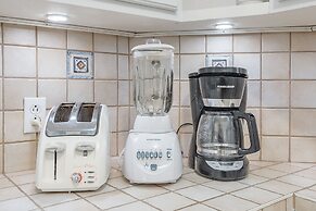 Beautiful Vintage 2BR- Heart Of Downtown