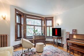 Beautiful Vintage 2BR- Heart Of Downtown