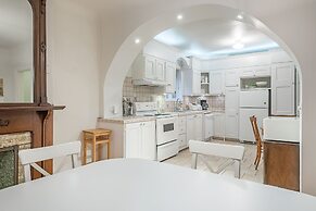 Beautiful Vintage 2BR- Heart Of Downtown