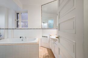 Beautiful Vintage 2BR- Heart Of Downtown