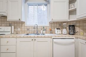 Beautiful Vintage 2BR- Heart Of Downtown