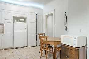 Beautiful Vintage 2BR- Heart Of Downtown