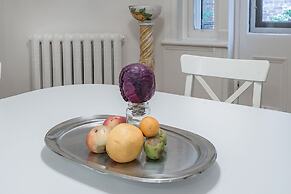 Beautiful Vintage 2BR- Heart Of Downtown