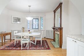 Beautiful Vintage 2BR- Heart Of Downtown