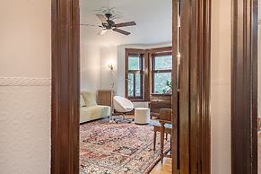 Beautiful Vintage 2BR- Heart Of Downtown