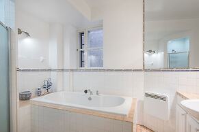 Beautiful Vintage 2BR- Heart Of Downtown