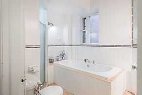 Beautiful Vintage 2BR- Heart Of Downtown