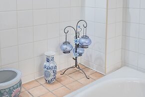 Beautiful Vintage 2BR- Heart Of Downtown