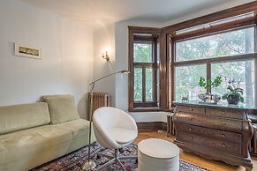 Beautiful Vintage 2BR- Heart Of Downtown