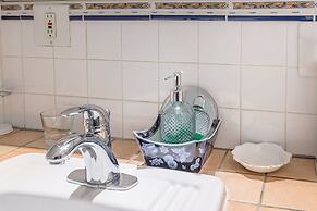 Beautiful Vintage 2BR- Heart Of Downtown