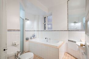 Beautiful Vintage 2BR- Heart Of Downtown