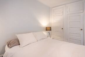 Beautiful Vintage 2BR- Heart Of Downtown