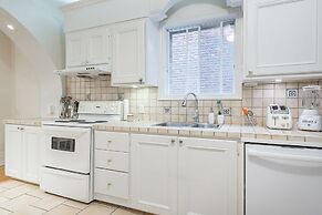 Beautiful Vintage 2BR- Heart Of Downtown