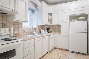 Beautiful Vintage 2BR- Heart Of Downtown