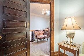 Beautiful Vintage 2BR- Heart Of Downtown