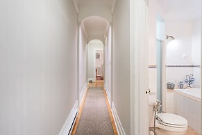 Beautiful Vintage 2BR- Heart Of Downtown