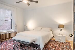 Beautiful Vintage 2BR- Heart Of Downtown