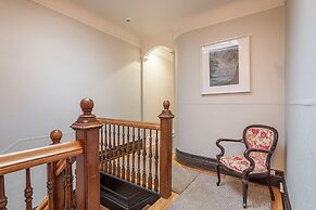 Beautiful Vintage 2BR- Heart Of Downtown