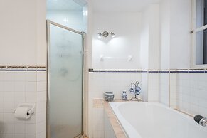 Beautiful Vintage 2BR- Heart Of Downtown