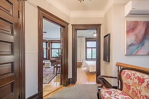 Beautiful Vintage 2BR- Heart Of Downtown