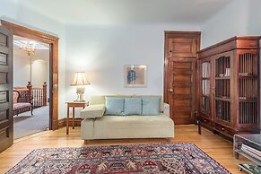 Beautiful Vintage 2BR- Heart Of Downtown