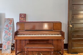 Beautiful Vintage 2BR- Heart Of Downtown